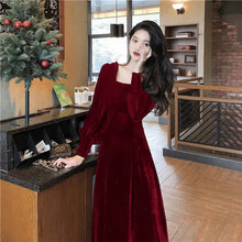 Load image into Gallery viewer, Vintage Black Velvet Dress Women Autumn Winter Warm Long Sleeve Maxi Dress French Elegant V-Neck Party Dresses
