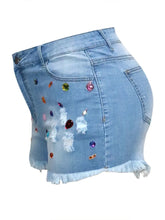 Load image into Gallery viewer, Plus Size shorts Bead Decor Raw Edge Denim Shorts Women Fashion Denim Shorts
