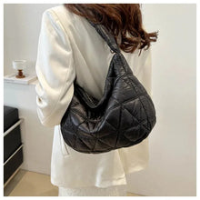 Load image into Gallery viewer, New Popular Large-capacity Shoulder Messenger Bag Women&#39;s Summer Versatile Trendy Fashion Diamond Tote Bag
